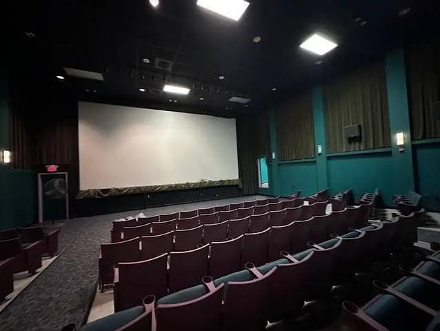 Stadium Seating Movie Theater vs. Traditional Seating: Which Is Better?