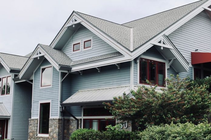 how long does an asphalt roof last